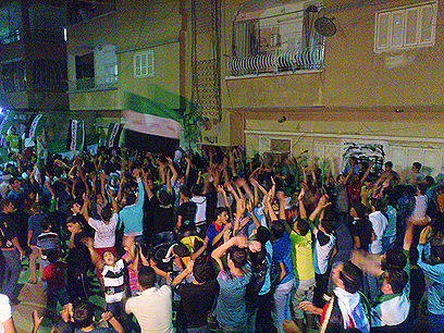 מפגינים נגד אסד בדיר א-זור (צילום: רויטרס) (צילום: רויטרס)