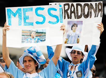 אוהדי ארגנטינה מעודדים את מסי (צילום: רויטרס) (צילום: רויטרס)