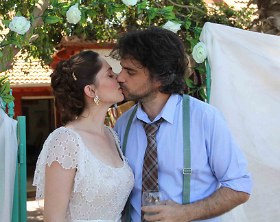 החתן רשאי לנשק את הכלה (צילום: ענת מוסברג) (צילום: ענת מוסברג)