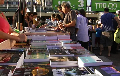 שבוע הספר בכיכר רבין. עדיין קונים ספרים (צילום: עומר שוורץ) (צילום: עומר שוורץ)