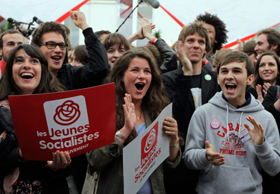 הצעירים הסוציאליסטים שמחים למשמע התוצאות (צילום: AP) (צילום: AP)