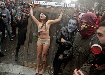 שחקנים מציגים סצנת עינויים במחאה על הסרט (צילום: AP) (צילום: AP)