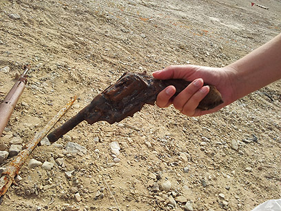 אקדח שהשתמר בבונקר בים המלח  (צילום: יואב זיתון) (צילום: יואב זיתון)