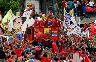 הנשיא נותר פופולרי מחוץ לערים הגדולות. צ'אבס ו"הצ'אביסטים" (צילום: AP) (צילום: AP)