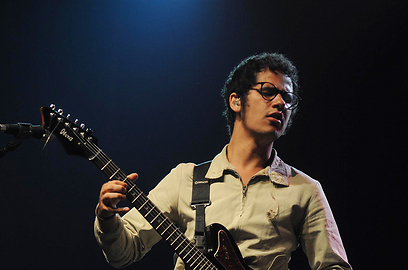 הגיטריסט עומאר רודריגז לופז (צילום: ירון ברנר) (צילום: ירון ברנר)