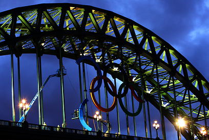 גשר ועליו סמל חמש הטבעות. הבריטים הופכים כל דבר לסמל (צילום: AP) (צילום: AP)