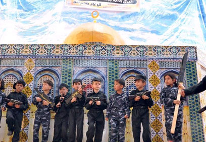 הילדים על רקע מסגד בהר הבית ()