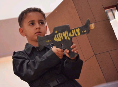 רובה מעץ בידי ילד פלסטיני ()