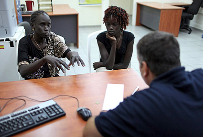 דרום סודניות מתושאלות לפני הגירוש (צילום: EPA) (צילום: EPA)