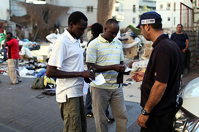 בודקים תעודות לאפריקנים בתל-אביב (צילום: EPA) (צילום: EPA)