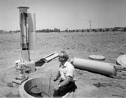 ד"ר דניאל הלל כפי שצולם בעבר ליד מתקן ניטור אדמה ומים  (צילום: AP) (צילום: AP)