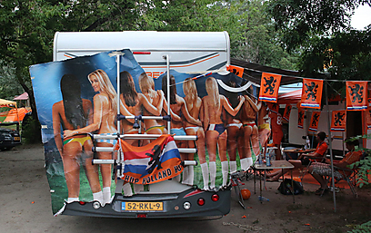 ויש משחקים גם הערב. המחנה ההולנדי מתכונן לגרמניה (צילום: EPA) (צילום: EPA)