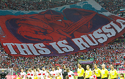 "הנה הדגל!". היציע הרוסי (צילום: EPA) (צילום: EPA)