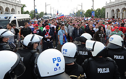 שוטרים מנסים לפזר את הפולנים, פולנים מנסים לפזר את אוהדי רוסיה (צילום: MCT) (צילום: MCT)