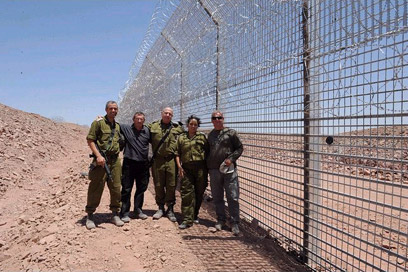 אנשי מנהלת הקמת המכשול, ליד הגדר  (צילום: אריאל חרמוני, משרד הביטחון) (צילום: אריאל חרמוני, משרד הביטחון)