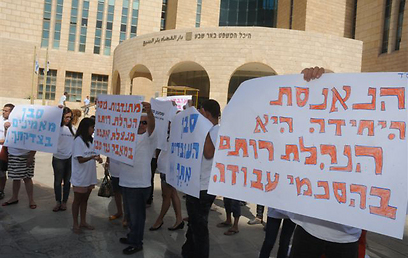 הפגנת תמיכה ביו"ר הוועד מחוץ לביה"ד (צילום: הרצל יוסף) (צילום: הרצל יוסף)