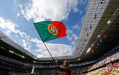 האצטדיון היפה בלבוב. בפורטוגל הפגינו אופטימיות כבר לפני המשחק (צילום: EPA) (צילום: EPA)