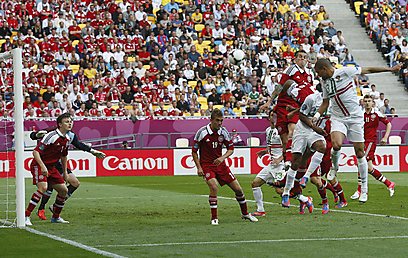 פפה נוגח את השער הראשון במשחק. מחצית ראשונה מצוינת בלבוב. (צילום: רויטרס) (פפה נבחרת פורטוגל יורו 2012) (פפה נבחרת פורטוגל יורו 2012)