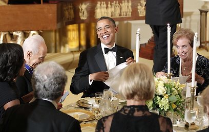 אובמה עושה צחוקים בשולחן, כשלימינו פרס ואשתו מישל (צילום: רויטרס) (צילום: רויטרס)