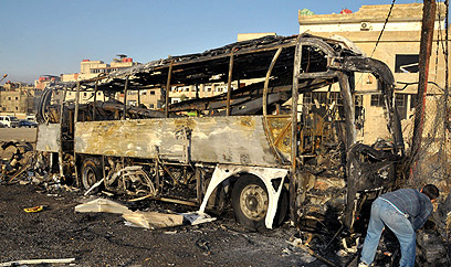 אוטובוס שרוף בפרברי דמשק (צילום: AFP PHOTO/HO/SANA ) (צילום: AFP PHOTO/HO/SANA )