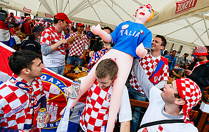 אוהדי קרואטיה מניפים בובת מין במשחק מול איטליה (צילום: EPA) (צילום: EPA)