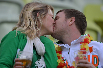 נשיקה מעורבת. אירית וספרדי ברגע רומנטי (צילום: AFP) (צילום: AFP)