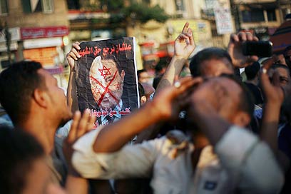 מפגינים בכיכר תחריר נגד אחמד שפיק. המהפכה תתרסק? (צילום: AFP) (צילום: AFP)