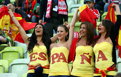 סיבה למסיבה. אוהדות נבחרת ספרד (צילום: EPA) (צילום: EPA)