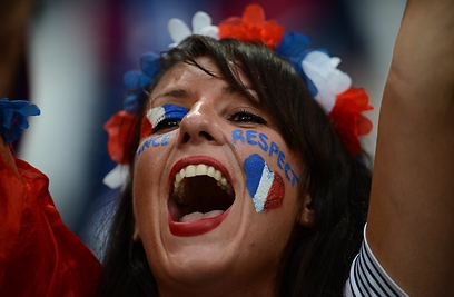 עוד אוהדת צרפתיה יפה בדונייצק (צילום: AFP) (צילום: AFP)