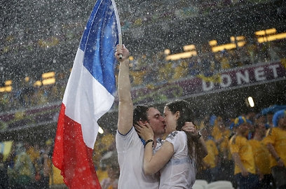 הזוג הצרפתי ברגע רומנטי. טכנולוגיית HD במיטבה (צילום: רויטרס) (צילום: רויטרס)