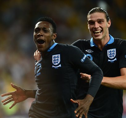 ביחד ניצחו לאנגליה את המשחק. דני וולבק ואנדי קארול (AFP) (AFP)