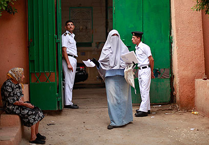 מצביעה ביציאה מקלפי בקהיר (צילום: רויטרס) (צילום: רויטרס)