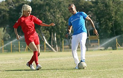 רוזנבלום משחקת כדורגל עם חיים רביבו. יורו זה גם לנשים (צילום: ערוץ E) (צילום: ערוץ E)