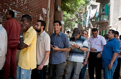 תור מחוץ לקלפי בקהיר (צילום: MCT) (צילום: MCT)