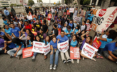 "אובמה, אל תגרש אותנו". מהגרים בלתי חוקיים בלוס אנג'לס (צילום: MCT) (צילום: MCT)