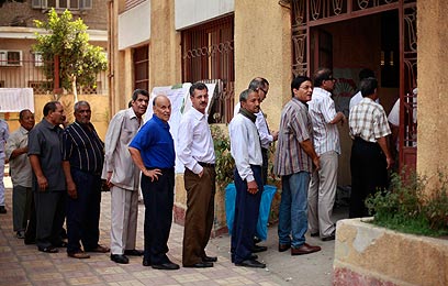 תור מחוץ לעמדת הצבעה בקהיר. הפעם הגיעו פחות בוחרים    (צילום: רויטרס) (צילום: רויטרס)