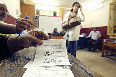 ברירות מחדל? פתקי הצבעה ובהם תמונות מורסי ושפיק (צילום: AFP) (צילום: AFP)