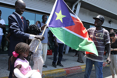 דגלי דרום סודן בתחנה המרכזית, לפני הגירוש (צילום: עופר עמרם) (צילום: עופר עמרם)