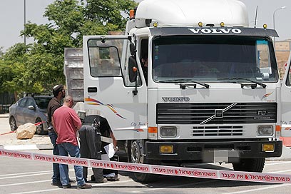 נהג המשאית סירב להתפנות לבית החולים (צילום: אליעד לוי) (צילום: אליעד לוי)
