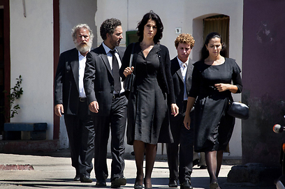 לובשי שחורים. משפחה סיציליאנית ב"טרה פרמה" ()