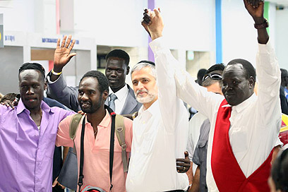 Minister Yishai with migrants at airport (Photo: Moti Kimchi)
