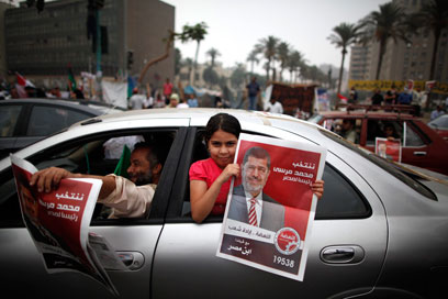חוגגים עוד לפני פרסום התוצאות הרשמיות. תומכי מורסי בקהיר (צילום: רויטרס) (צילום: רויטרס)