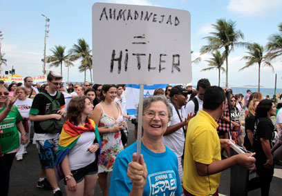 "אחמדינג'אד = היטלר". הפגנה נגד ביקורו של נשיא איראן בברזיל (צילום: רויטרס) (צילום: רויטרס)
