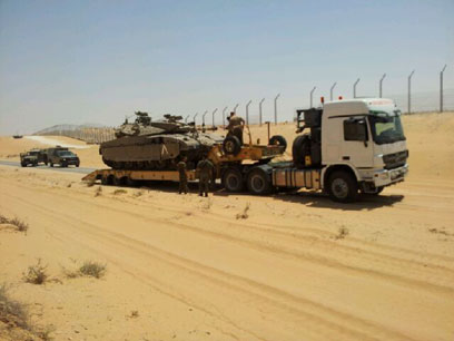 טנק נוסף שהועבר לגבול היום (צילום: יואב זיתון ) (צילום: יואב זיתון )