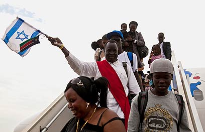 נוחתים בדרום סודן, הבוקר (צילום: רויטרס) (צילום: רויטרס)