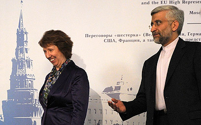 ראש הצוות האיראני סעד ג'לילי, ושרת החוץ של האיחוד האירופי, קתרין אשטון, במוסקבה (צילום: רויטרס) (צילום: רויטרס)