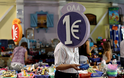 חנות "הכול באירו" באתונה. האיחוד יעמוד בטלטלה? (צילום: AP) (צילום: AP)