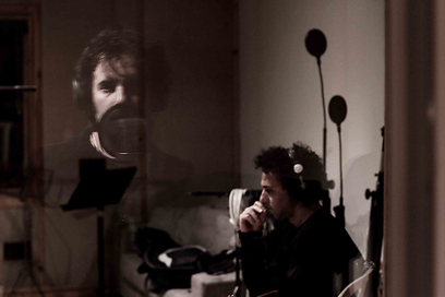 שקט, מקליטים. מעבר לזכוכית האולפן (צילום: רונן קרוק) (צילום: רונן קרוק)