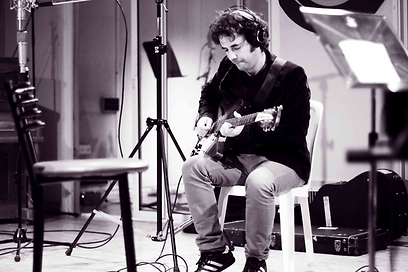 יורם חזן על הגיטרה   (צילום: רונן קרוק) (צילום: רונן קרוק)