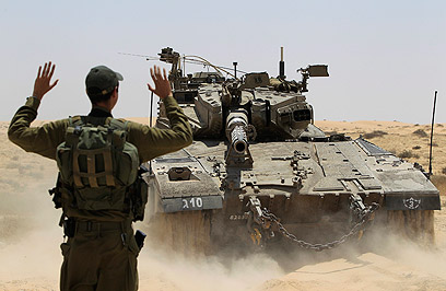 חייל ישראלי מכוון טנק בגבוע מצרים (צילום: AP) (צילום: AP)
